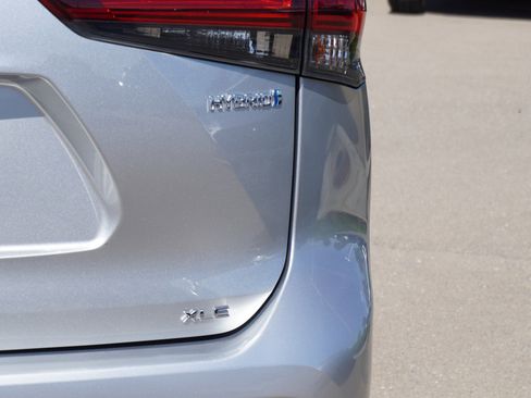 Used 2022 Toyota Highlander XLE image 11