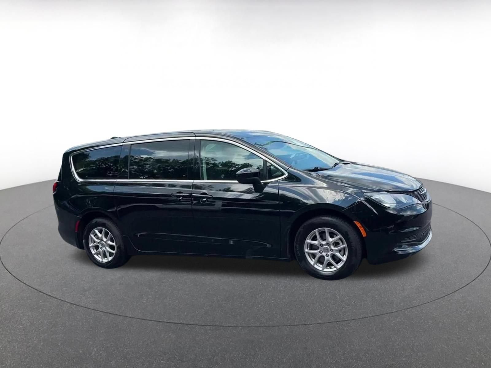 Used 2024 Chrysler Voyager LX FWD image 2