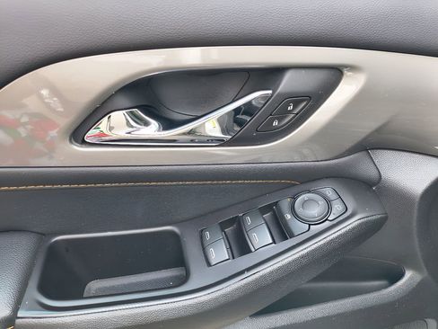 Used 2021 Chevrolet Traverse LS FWD image 13
