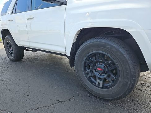 Used 2022 Toyota 4Runner SR5 Premium w/ Moonroof Package AWD/4WD image 6