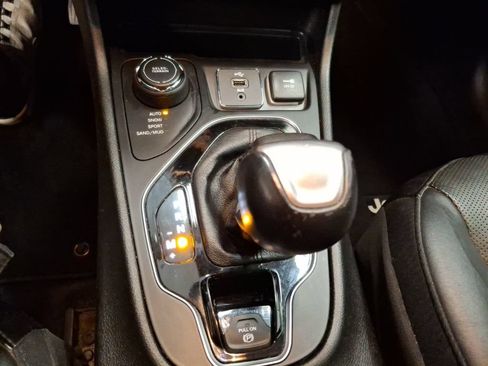 Used 2019 Jeep Cherokee Limited w/ Trailer Tow Group AWD/4WD image 26