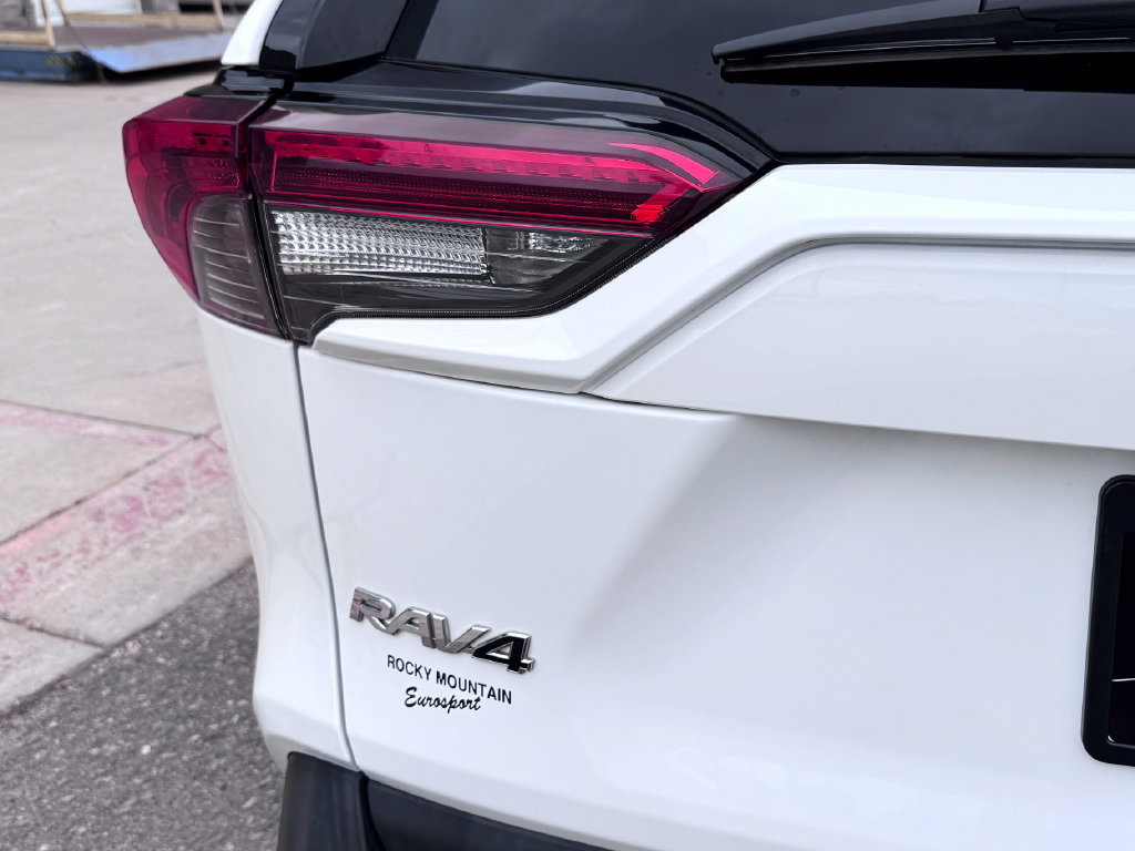 Used 2022 Toyota RAV4 LE AWD/4WD image 9