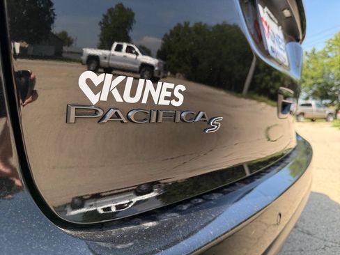 Used 2025 Chrysler Pacifica Limited FWD image 45