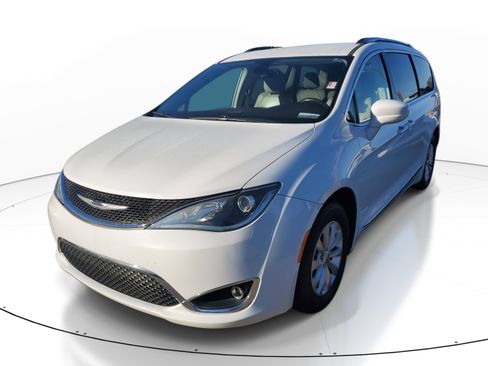 Used 2019 Chrysler Pacifica Touring-L image 4