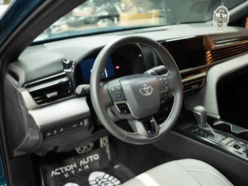 Used 2025 Toyota Camry SE image 8