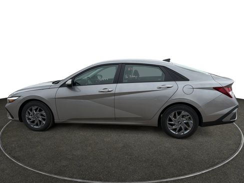 Used 2024 Hyundai Elantra SEL image 2