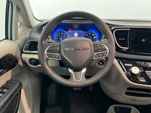 Used 2024 Chrysler Pacifica Touring-L FWD image 12