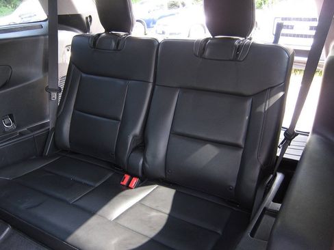 Used 2021 Ford Explorer XLT w/ Equipment Group 202A AWD/4WD image 17