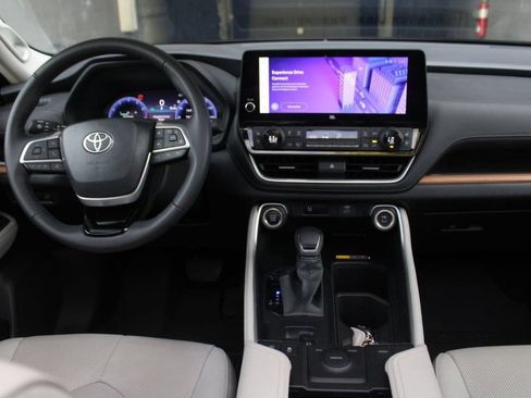 Used 2025 Toyota Grand Highlander FWD image 17