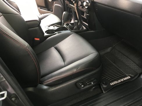 Used 2020 Toyota 4Runner Venture w/ Moonroof Package AWD/4WD image 30