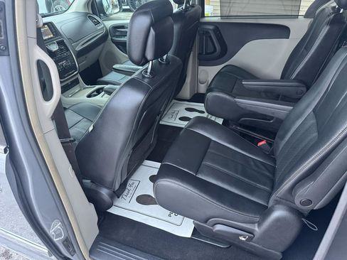 Used 2015 Chrysler Town & Country Touring w/ Driver Convenience Group FWD image 10