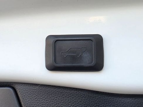 Used 2022 Toyota RAV4 XLE Premium image 15