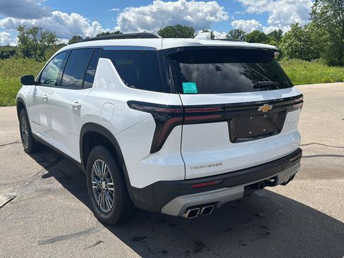 Used 2025 Chevrolet Traverse LT FWD image 3