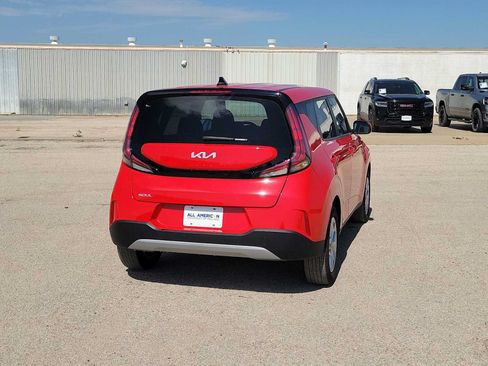 Used 2025 Kia Soul LX w/ LX Technology Package FWD image 8