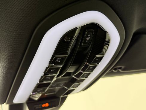 Certified 2024 Porsche Macan image 27