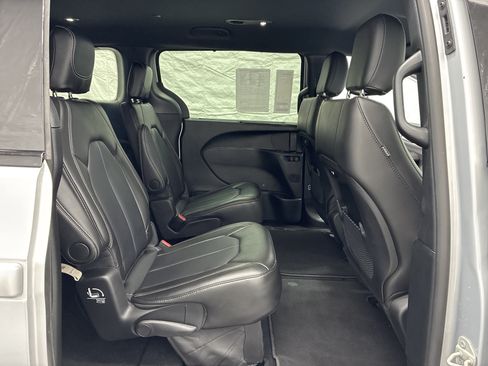 Certified 2024 Chrysler Pacifica Touring-L w/ S Appearance Package AWD/4WD image 12