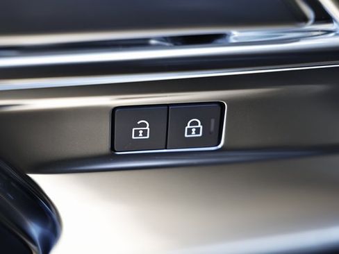 New 2025 Land Rover Range Rover Long Wheelbase SE image 32