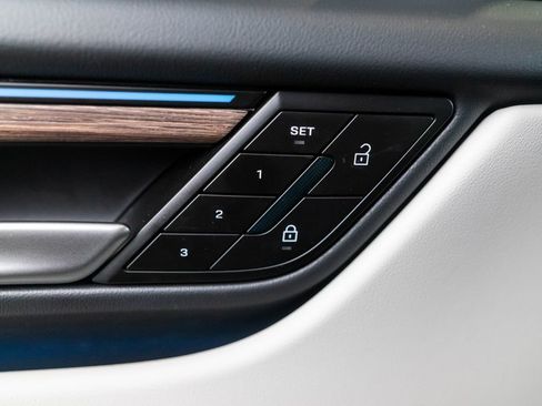 Certified 2025 Porsche Macan 4S Electric AWD/4WD image 19