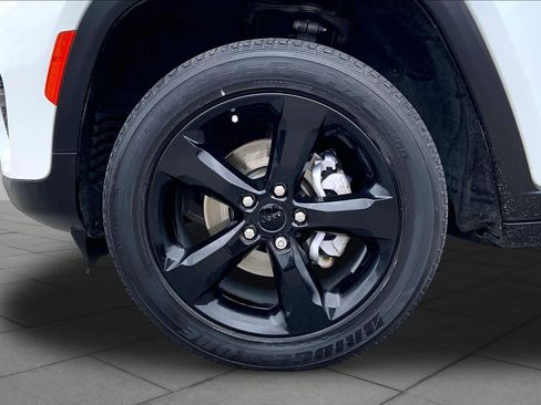 Used 2022 Jeep Grand Cherokee Altitude AWD/4WD image 18