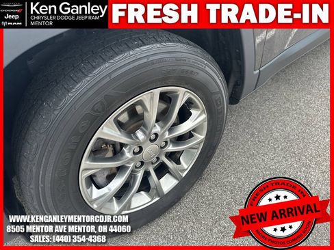 Used 2020 Jeep Cherokee Latitude Plus w/ Cold Weather Group AWD/4WD image 5