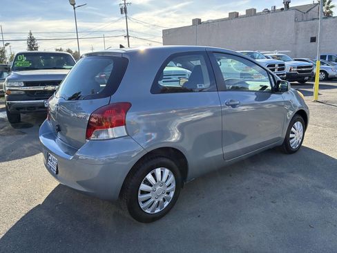 Used 2009 Toyota Yaris 2-Door Hatchback image 2