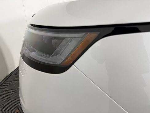 Used 2025 Land Rover Range Rover SE AWD/4WD image 11