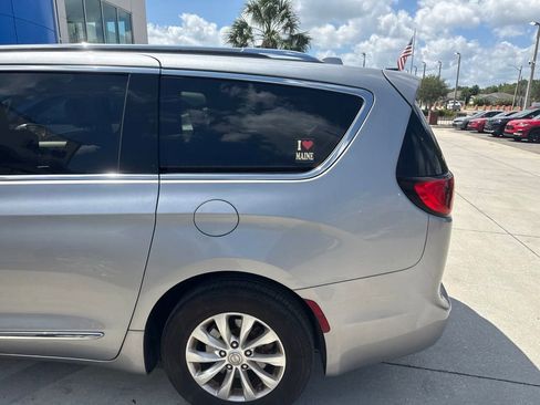 Used 2019 Chrysler Pacifica Touring-L FWD image 5