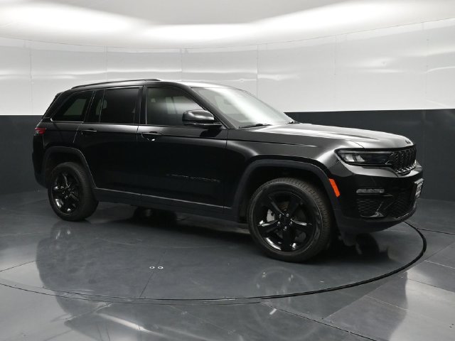 Used 2023 Jeep Grand Cherokee Limited w/ Black Appearance Package AWD/4WD image 5