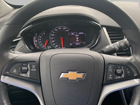 Used 2020 Chevrolet Trax LT w/ LT Convenience Package FWD image 9