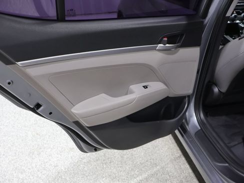 Used 2019 Hyundai Elantra SE FWD image 18