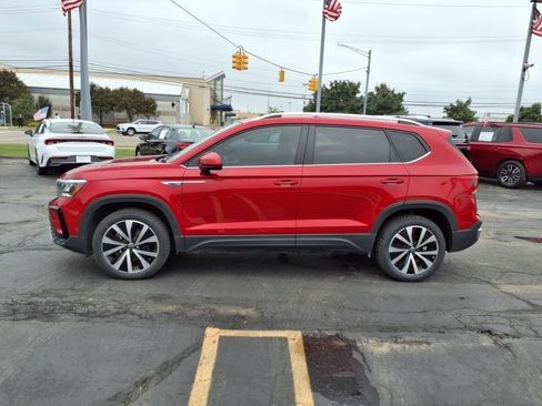 Used 2023 Volkswagen Taos SE image 4