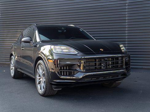 Certified 2025 Porsche Cayenne AWD/4WD image 26