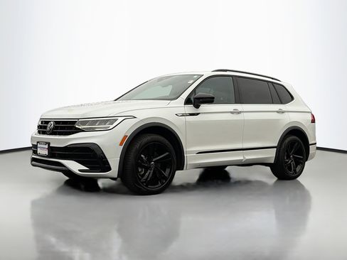 Used 2023 Volkswagen Tiguan SE R-Line image 11