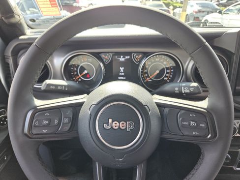 Used 2023 Jeep Gladiator Sport AWD/4WD image 21
