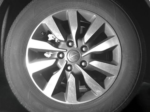 Used 2024 Chrysler Pacifica Limited FWD image 13