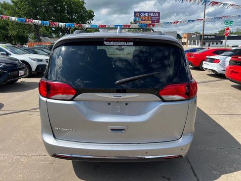 Used 2018 Chrysler Pacifica Touring-L FWD image 6