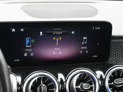 Used 2025 Mercedes-Benz GLB 250 4MATIC image 15