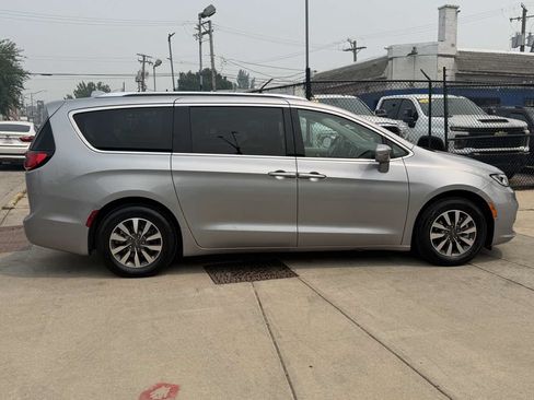 Used 2021 Chrysler Pacifica Touring-L FWD image 4