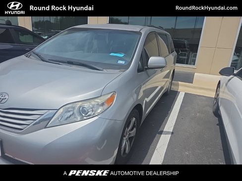 Used 2017 Toyota Sienna LE FWD image 1
