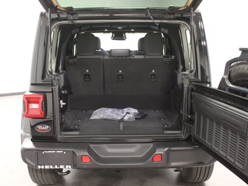 Used 2025 Jeep Wrangler Unlimited Sahara w/ Safety Group AWD/4WD image 12