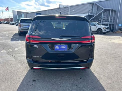 Used 2024 Chrysler Pacifica Touring-L image 4