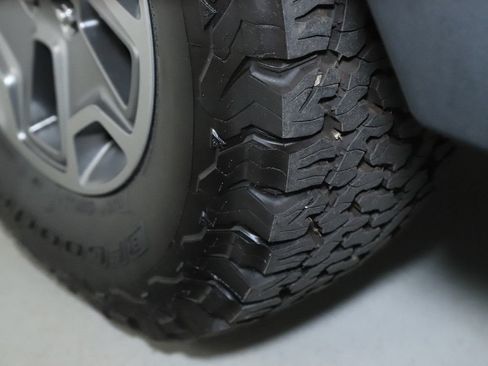 Used 2017 Jeep Wrangler Rubicon w/ Connectivity Group AWD/4WD image 28