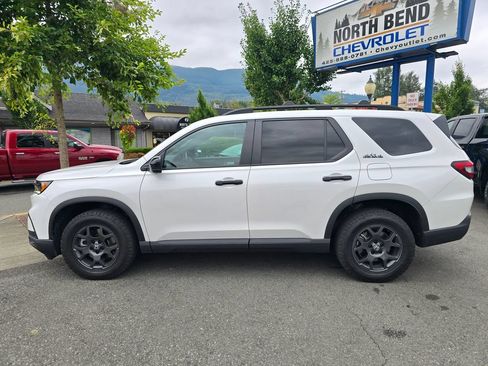 Used 2023 Honda Pilot TrailSport image 9