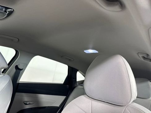 Used 2025 Hyundai Tucson SE image 12