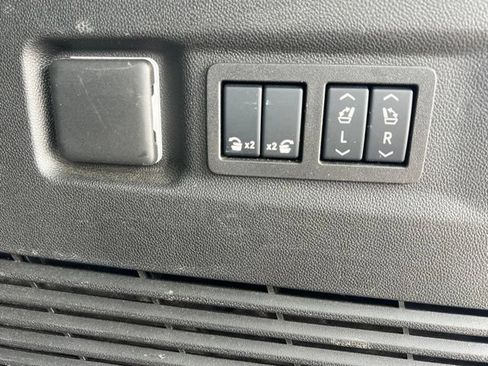 Used 2025 GMC Yukon XL Denali AWD/4WD image 31