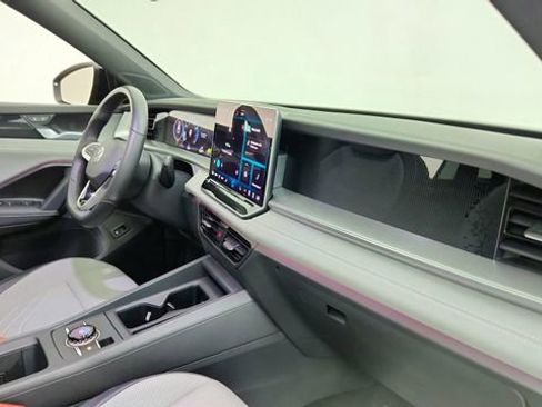 Used 2025 Volkswagen Tiguan SE R-Line image 20