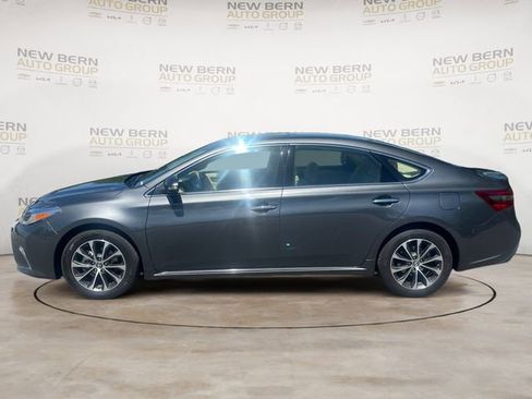 Used 2018 Toyota Avalon XLE Premium FWD image 2