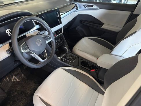 New 2026 Volkswagen Taos SE image 9