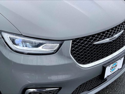 Used 2023 Chrysler Pacifica Touring-L image 26