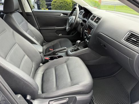 Used 2012 Volkswagen Jetta SE FWD image 12